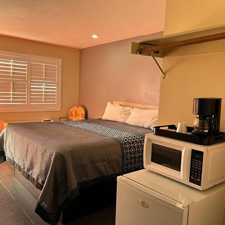California Inn Hotel&Suites Adelanto US 395 Esterno foto