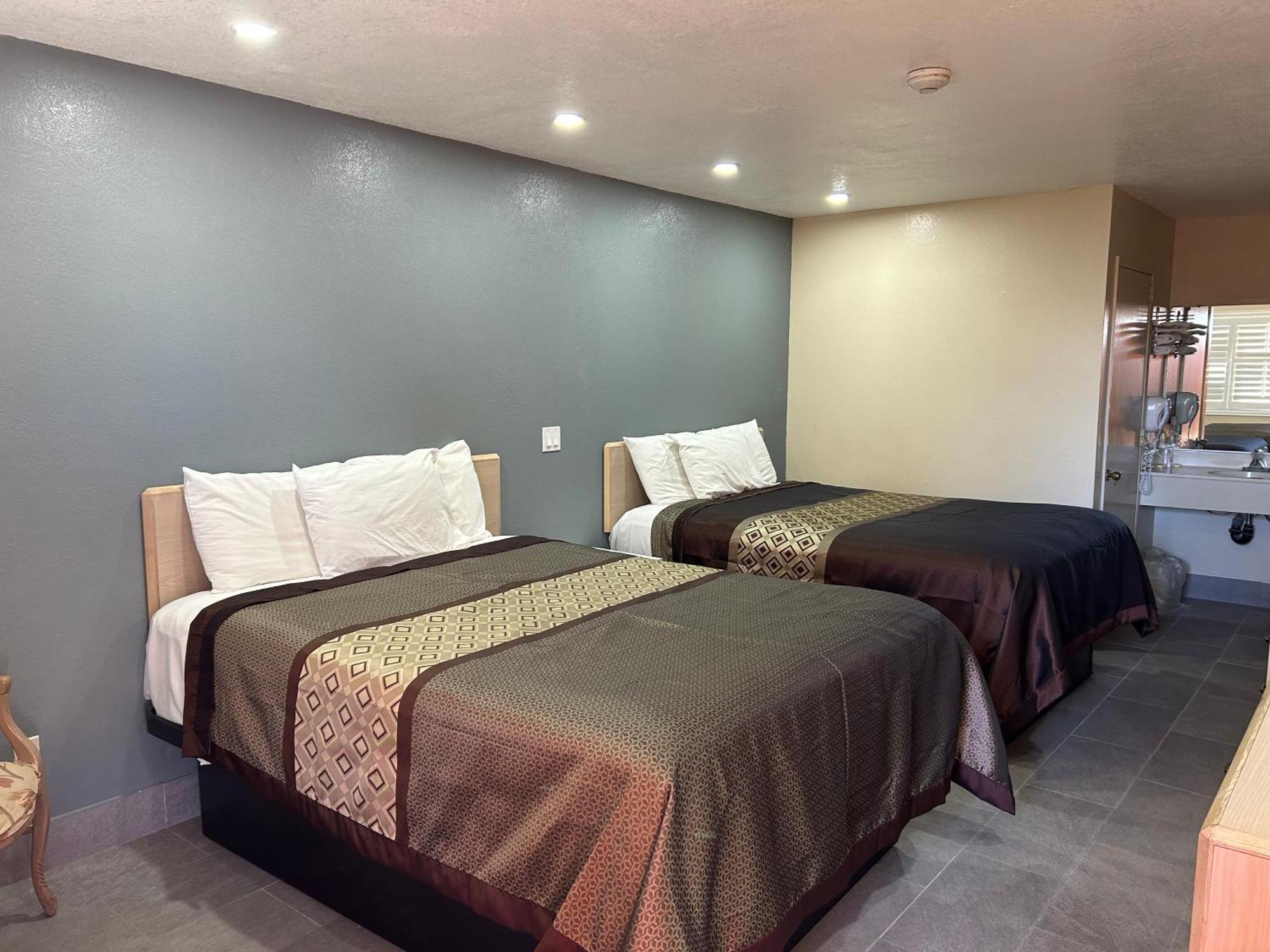 California Inn Hotel&Suites Adelanto US 395 Esterno foto