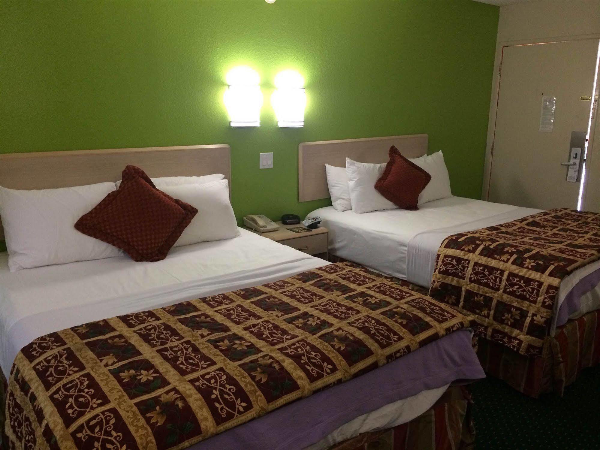 California Inn Hotel&Suites Adelanto US 395 Esterno foto