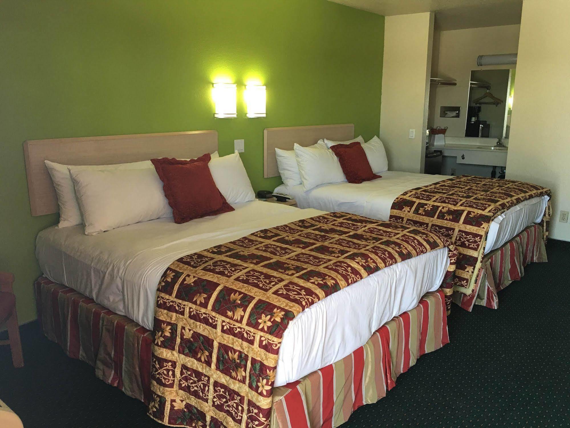 California Inn Hotel&Suites Adelanto US 395 Esterno foto